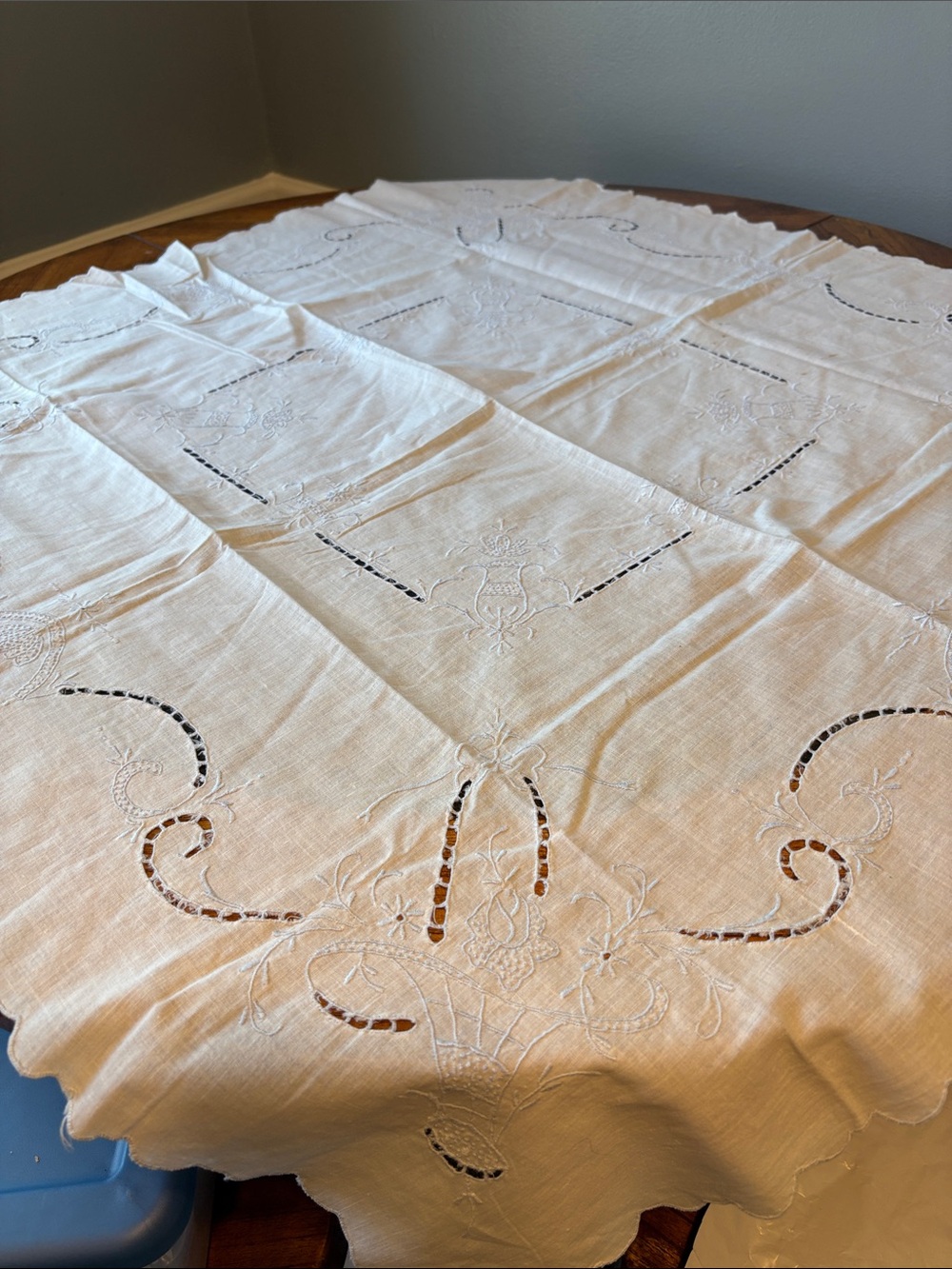 White Embroidered Linen Tablecloth with Cutwork vintage - Picture 6 of 6
